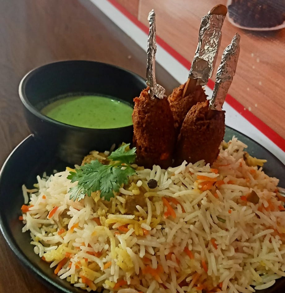 Half Veg Biryani with Mint Rayta and Onion (Bauaa Biryani)