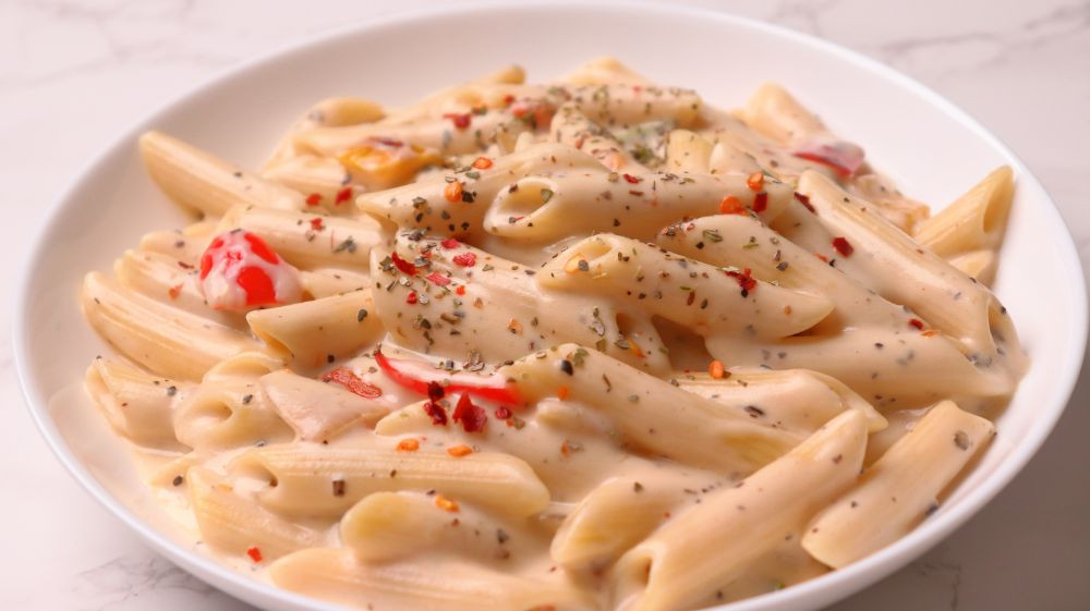 White Sauce Pasta (Slice Heaven)